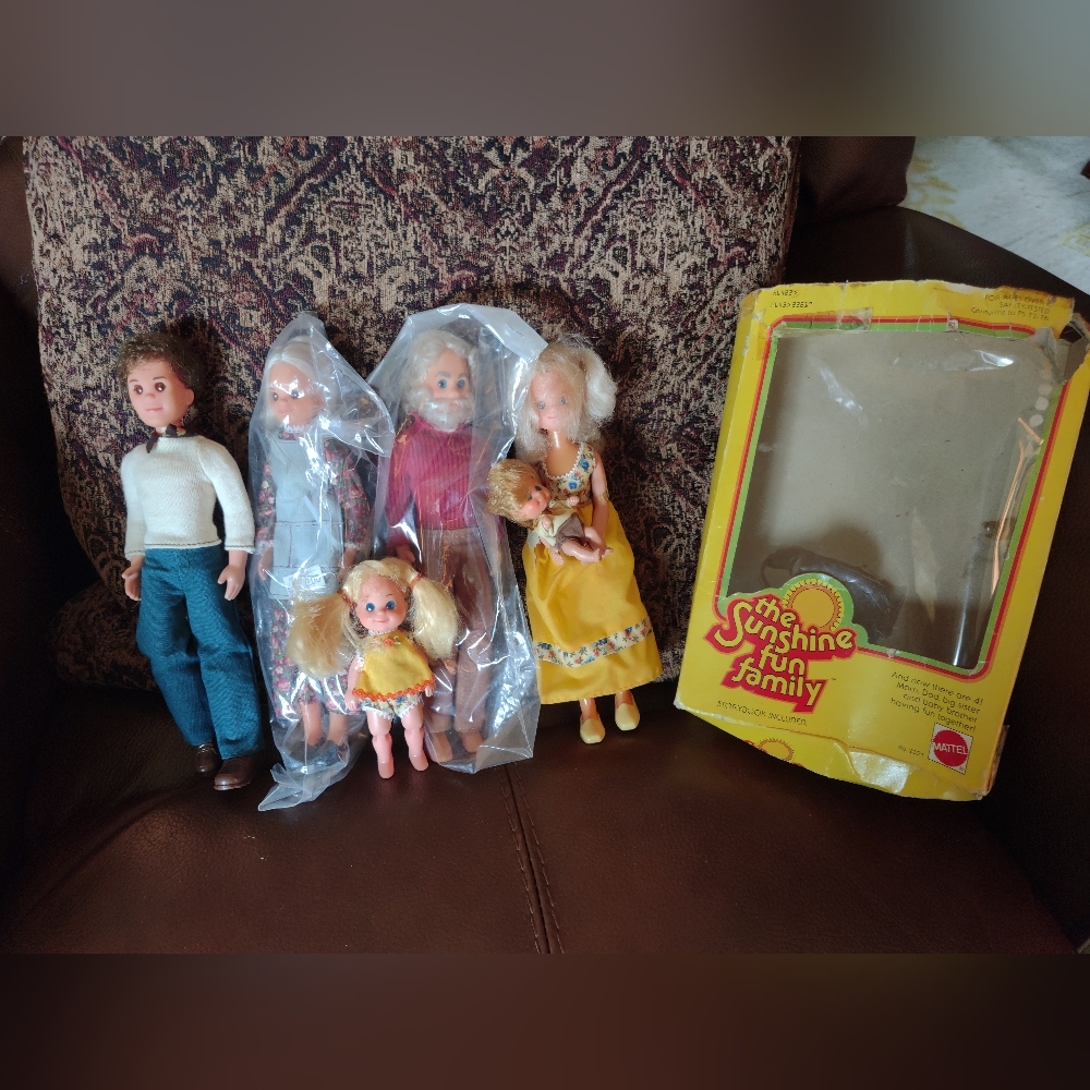 Sunshine Family doll set